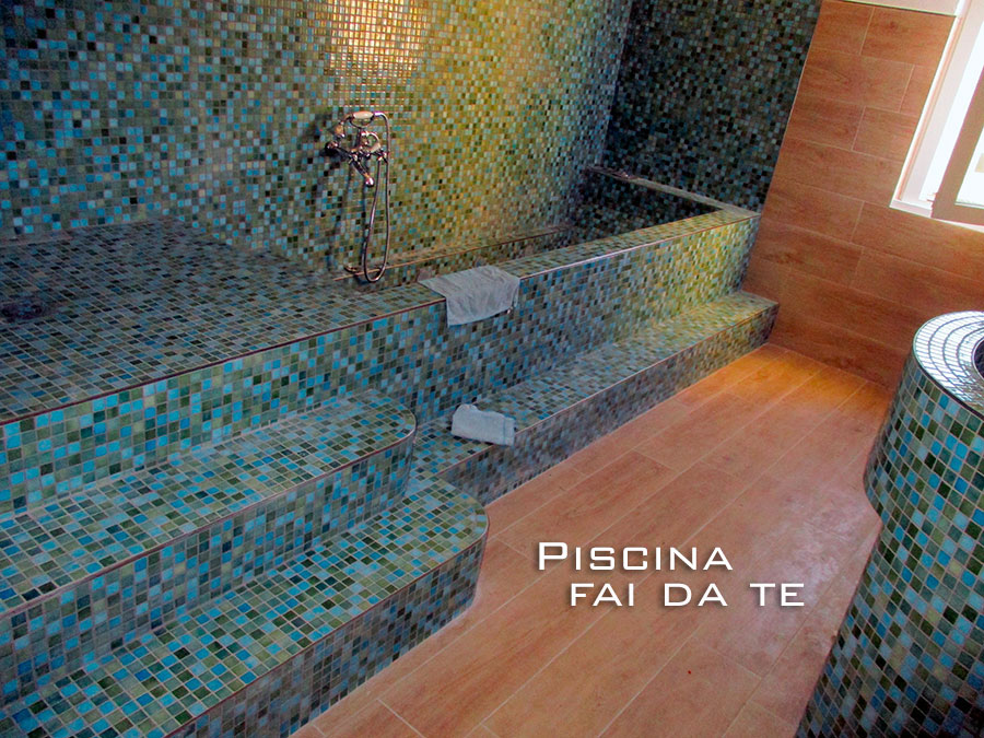Bagno con area doccia e vasca idromassaggio rivestito con mosaico