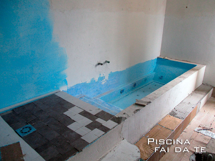 Impermeabilizzazione prima della posa del mosaico su area vasca e doccia