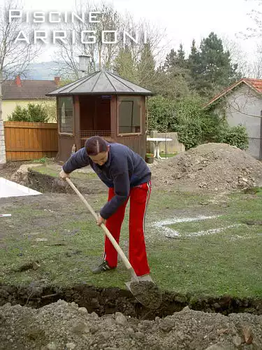 Rinterro a mano delle pareti della piscina