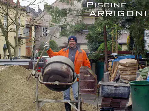Betoniera, sabbia, cemento in sacchi, pala