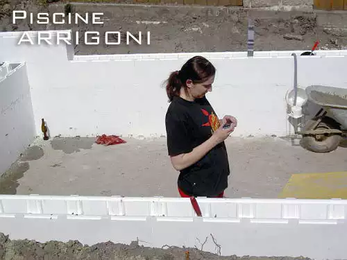 Persona all’interno della piscina in costruzione 