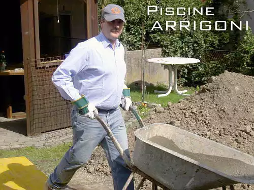 Persona con carriola e cemento