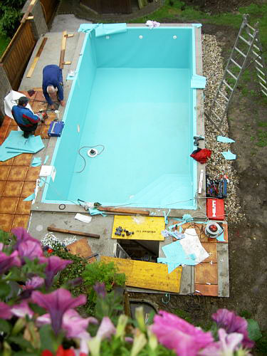 Piccola piscina interrata ad uso privato rivestita con membrana in PVC