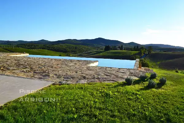 Piscina con sfioro di tipo a cascata