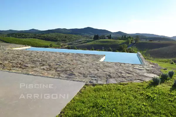 Piscina a sfioro parziale