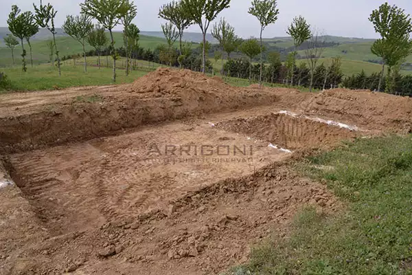 Scavo piscina con tramoggia