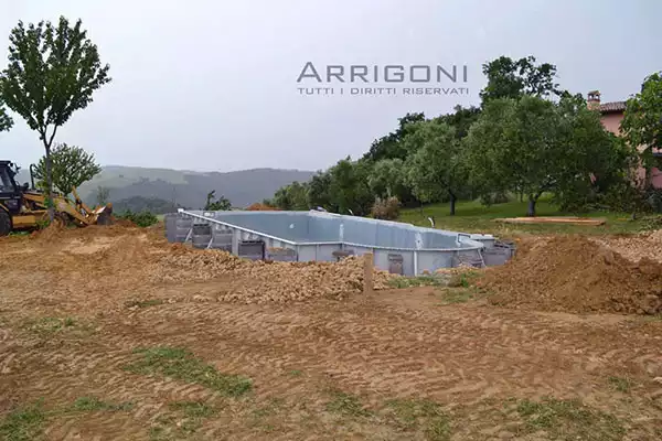 Struttura piscina che affiora dal piano circostante