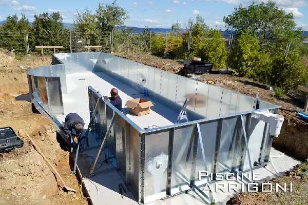 Piscina con pareti prefabbricate in acciaio durante il montaggio