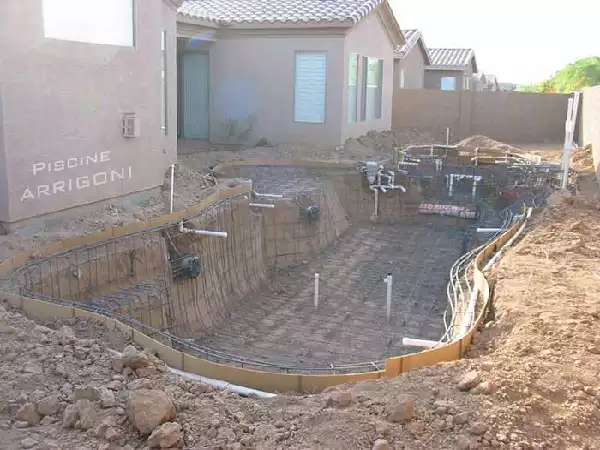 Scavo allestito con tondino, accessori e componenti piscina