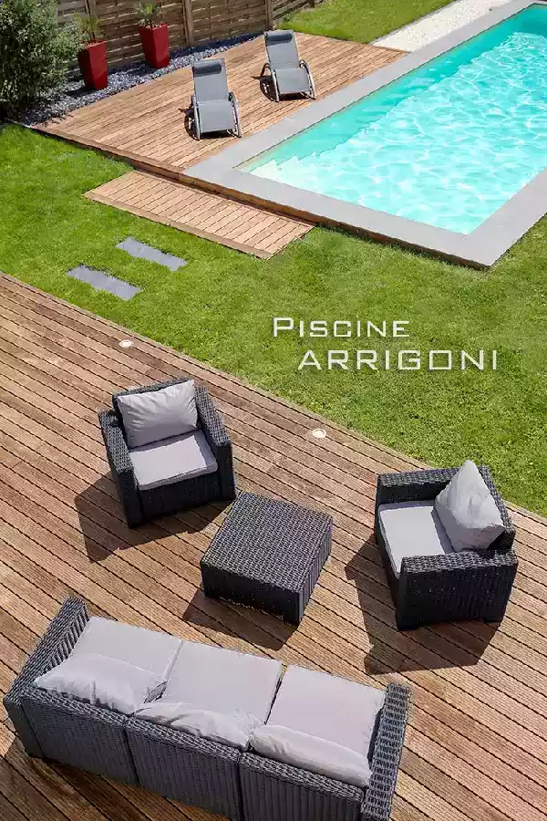 Solarium e marciapiede piscina in assi di legno