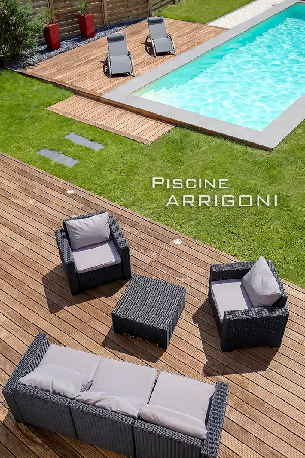 Solarium e marciapiede piscina in assi di legno