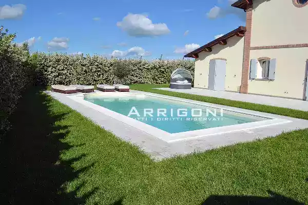 Piscina 8x4 con scala romana, bordo e marciapiede