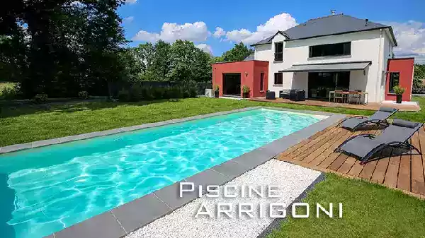 Piscina stretta e lunga con marciapiede in brecciolino e assi di legno
