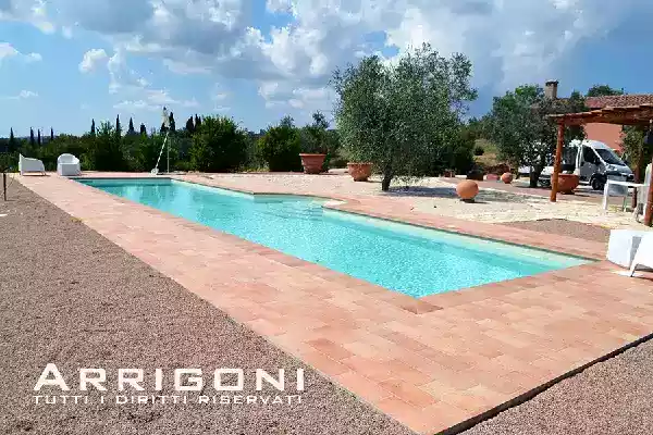 Piscina rettangolare stretta e lunga con gradinata