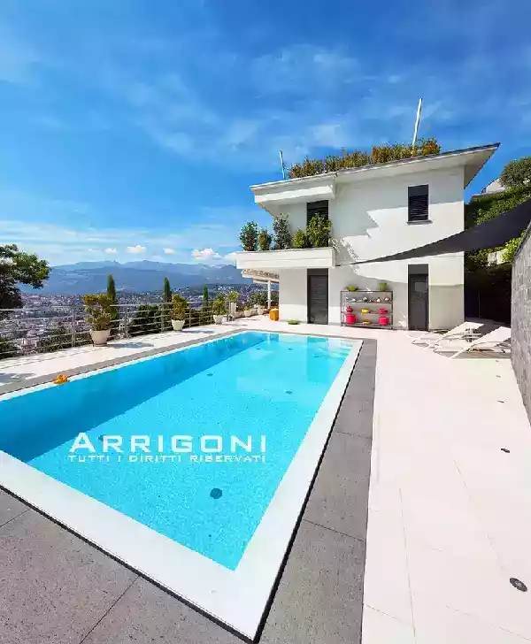 Piscina con sfioro a fessura