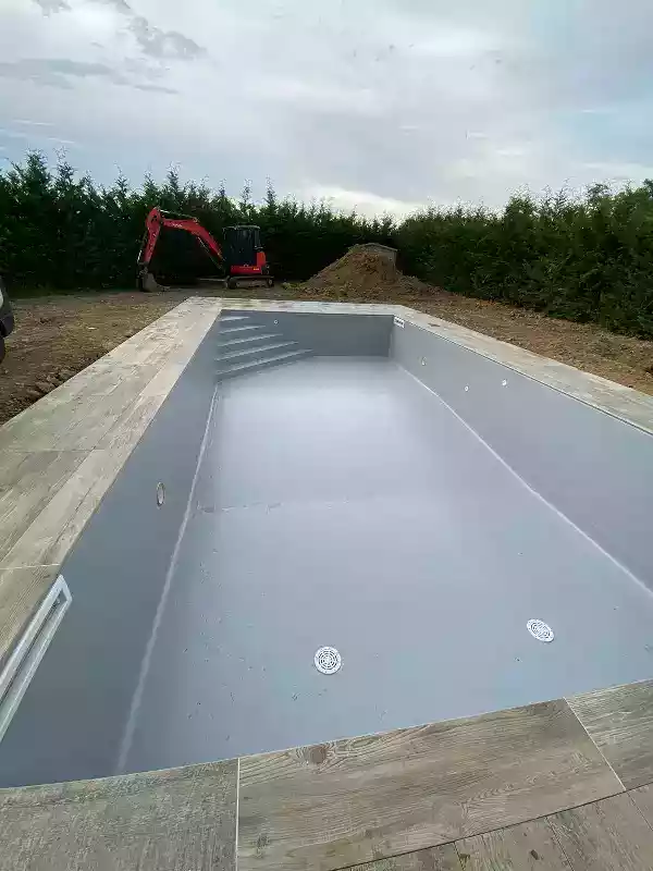 Rivestimento membrana in PVC su piscina rettangolare con scala ad angolo