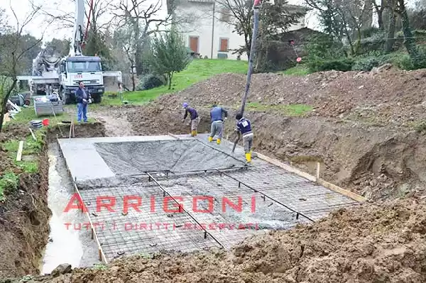 Costruzione fondo piscina