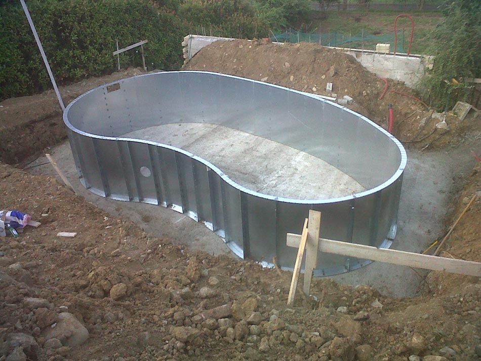 Pannellatura in acciaio piscina posata su base in cemento