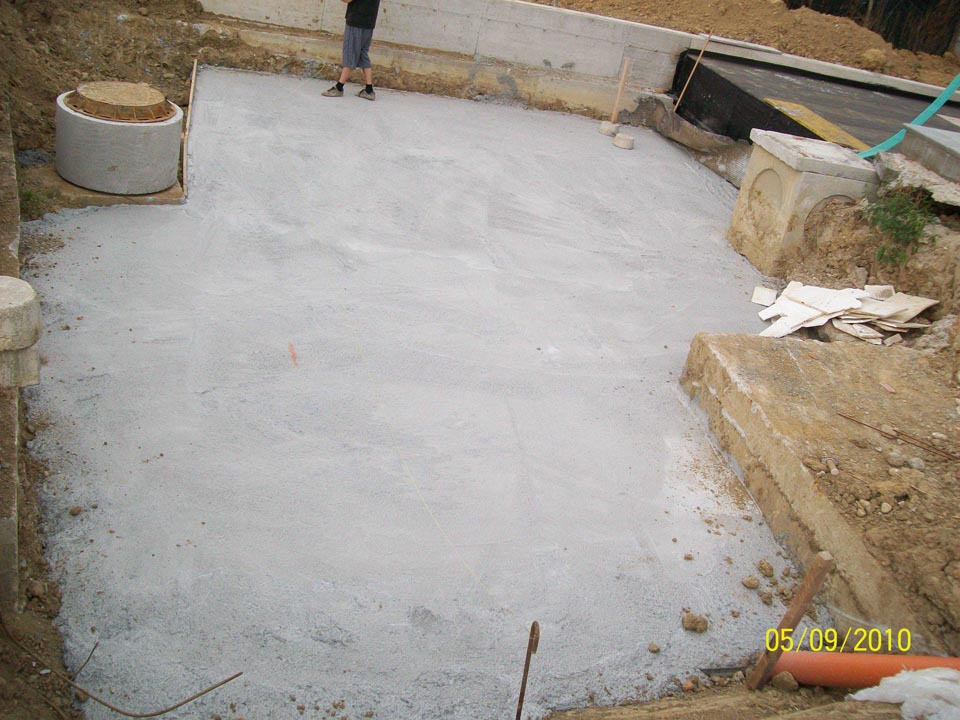 Base in cemento da cui verranno costruite le pareti della piscina